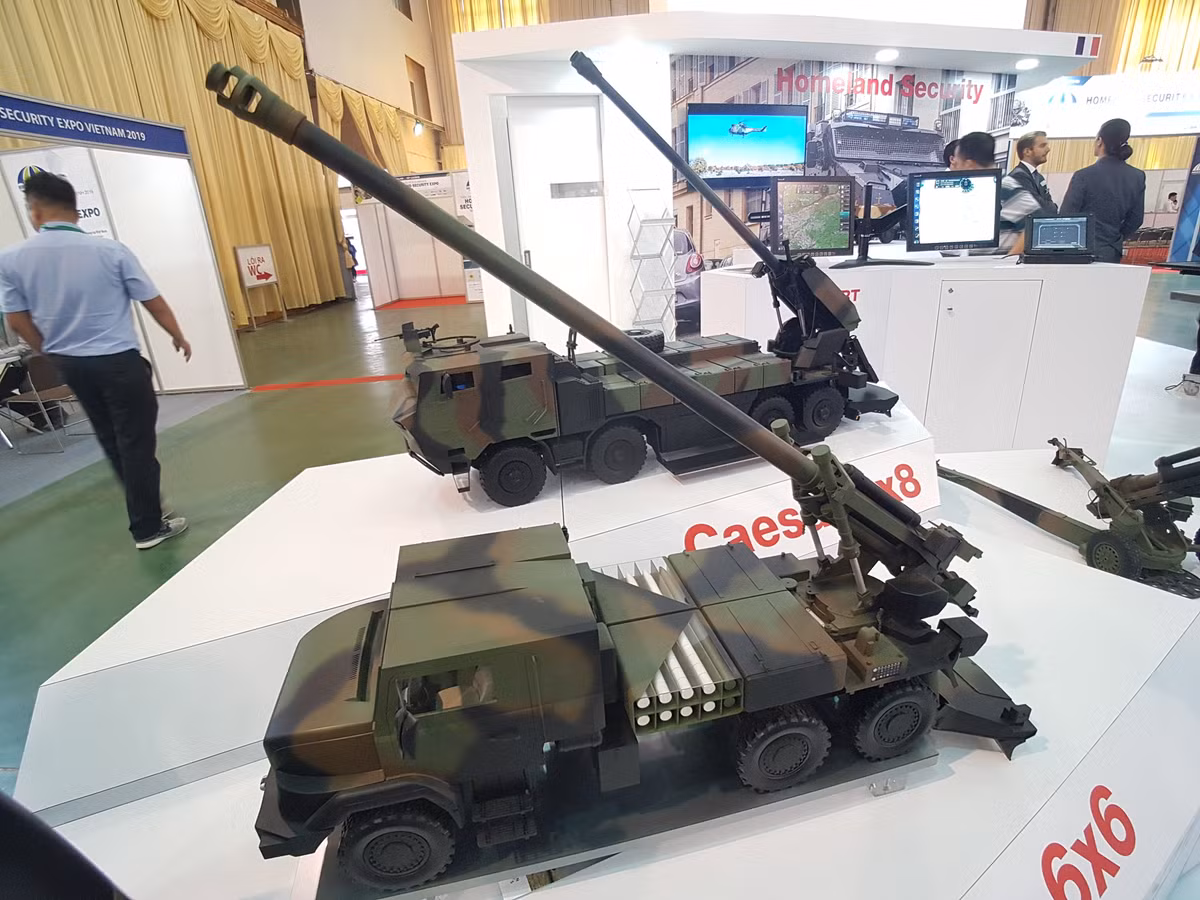 Cả hai biến thể pháo tự hành Caesar 155mm có thể bắn các loại đạn 155mm tiêu chuẩn của NATO, cả đạn có rocket hỗ trợ HE-FRAG (tầm bắn xa đến 42 km), đạn chống tăng Bonus (34 km). Pháo bắn trung bình 6 phát/phút. Trong ảnh là mô hình Caesar 6x6 (bên dưới) với khung gầm bánh lốp có thể mang theo cơ số đạn 18 viên.