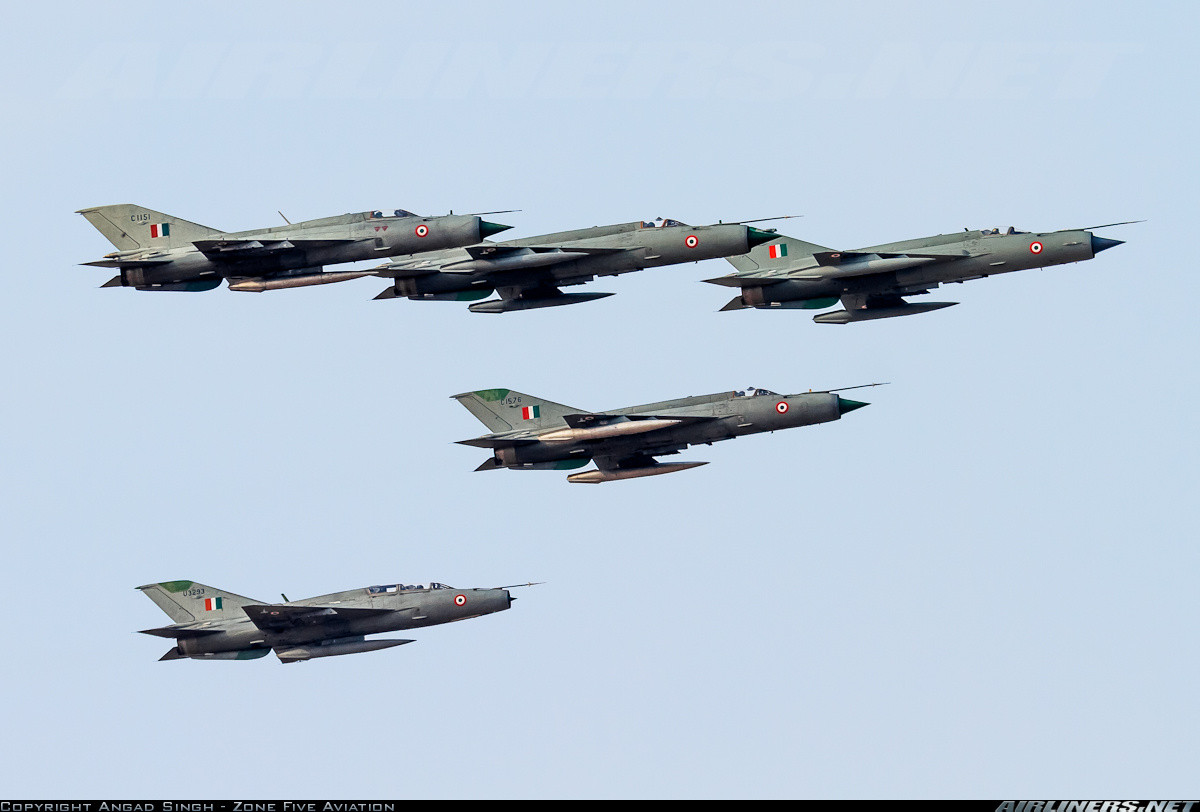 Biến thể tiêm kích MiG-21bis có thể được coi là biến thể hiện đại hóa thành công nhất của gia đình MiG-21, khi nó có thể hoạt động gần như một tiêm kích đa năng và tấn công mặt đất. Nguồn ảnh: Airliners