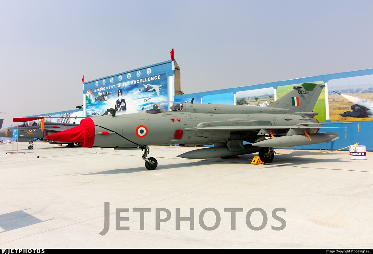 Dựa trên đề xuất này, Không quân Ấn Độ sẽ chuyển giao Moscow 4 chiếc tiêm kích MiG-21 vẫn còn khả năng hoạt động gồm hai chiếc biến thể MiG-21BIS (Type 75) và hai chiếc MiG-21FL (Type 77). Các chiến đấu cơ này sẽ được biên chế phi đội bay biểu diễn của Không quân Nga hiện tại. Nguồn ảnh: Jetphotos.
