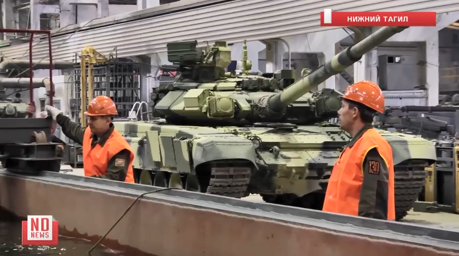 Trong đoạn giới thiệu về hoạt động hiện tại của nhà máy UralVagonZavod, chúng ta cũng có thể thấy được dây chuyền lắp ráp các xe tăng T-72B3 (dành cho Nga), xe tăng T-90 (dành cho xuất khẩu) và cảnh 1 chiếc T-90 được thử nghiệm với màu sơn ngụy trang giống những chiếc T-90S/SK dành cho Việt Nam mà các kênh truyền hình lớn của Nga từng tiết lộ trước đó. Nguồn ảnh: ND News.