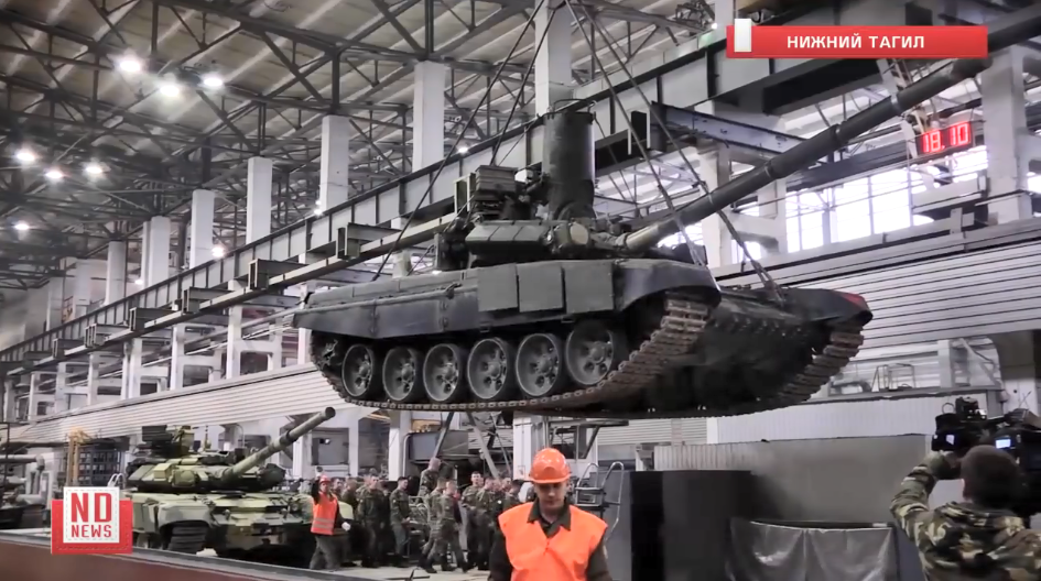 Phóng sự này cũng ghi lại quá trình một chiếc xe tăng T-90 được thử nghiệm kín nước bên trong một hồ chứa có độ sâu là 5 mét, nhằm kiểm tra khả năng kín nước của xe khi di chuyển qua các chướng ngại nước hoặc thậm chí là bơi vượt sông hồ. Nguồn ảnh: ND News.