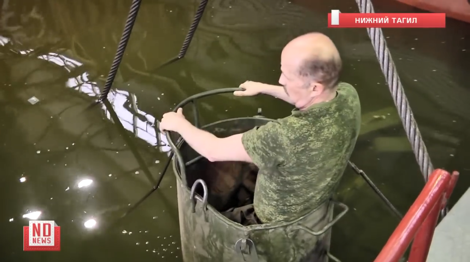 Một công nhân tại UralVagonZavod chui vào bên trong chiếc T-90 đang được thử nghiệm để kiểm tra nước có rò rỉ vào bên trong thân xe hay không. Nguồn ảnh: ND News.