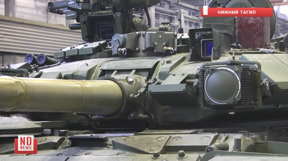 Cấu hình chiếc xe tăng T-90 này đã được xác định rõ qua đoạn phóng sự của truyền thông Nga, nó có cấu hình tương tự T-90A của Nga, được trang bị đèn nhiễu OTShU- 1-7 thuộc hệ thống phòng vệ chủ động Shtora-1. Cũng có thể nhận thấy các xe tăng T-90 được cho là của Việt Nam mang màu sơn ngụy trang đặc trưng với sắc chủ đạo là xanh lá, khác hẳn với T-90S của Iraq có màu vàng sa mạc. Nguồn ảnh: ND News.