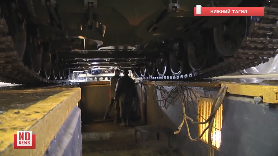 Trong ảnh các công nhân UralVagonZavod đang tháo nước ra khỏi chiếc T-90 sau quá trình thử nghiệm, khối lượng nước chảy ra không nhiều và chiếc xe tăng này đã sẵn sàng cho các bài thử nghiệm tiếp theo trước khi xuất xưởng. Nguồn ảnh: ND News.