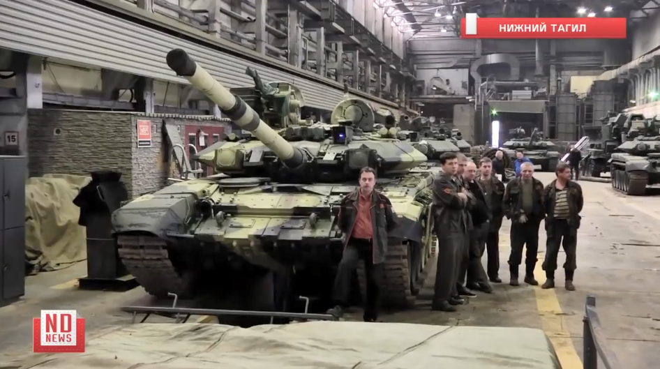 Hình ảnh những chiếc xe tăng T-90S/SK được cho là của Việt Nam tại nhà máy UralVagonZavod, chúng đã hoàn tất quá trình thử nghiệm và đã được sơn ngụy trang sẵn sàng bàn giao khách hàng nước ngoài. Nguồn ảnh: ND News.