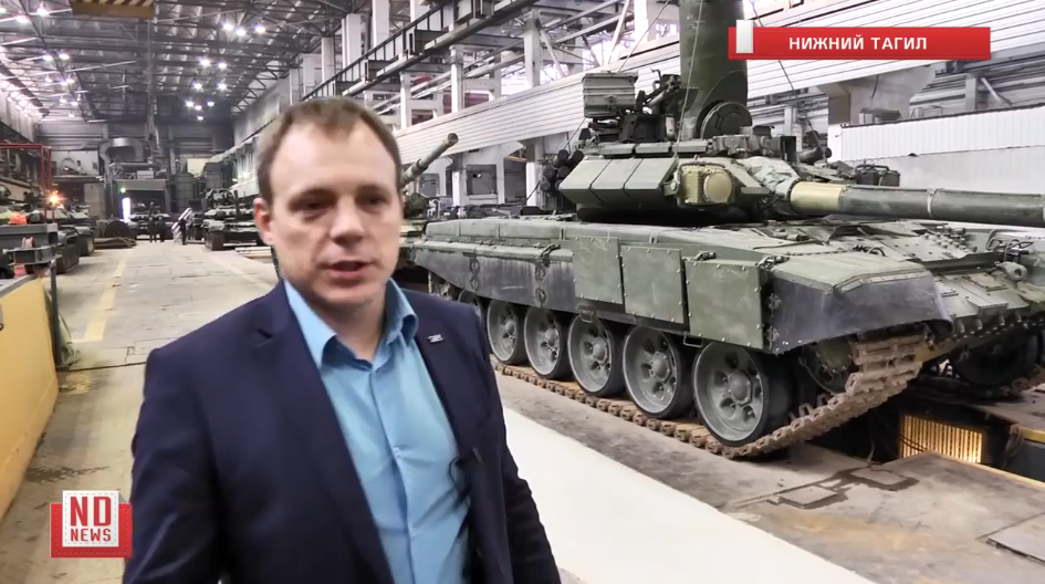 Tuy nhiên so với T-90S của Iraq thì xe tăng của Việt Nam vẫn sử dụng bộ giáp hông thế hệ cũ với diềm chắn xích cao su, chỉ gia cường 3 miếng giáp phản ứng nổ ERA ở vị trí nửa thân trước. Bù lại chúng được trang bị đèn nhiễu OTShU-1-7 có tác dụng gây nhiễu tín hiệu điều khiển từ bệ phóng của tên lửa chống tăng thế hệ 2, khiến nó không nhận biết được vị trí của đạn, từ đó dẫn tới bắn trượt mục tiêu. Nguồn ảnh: ND News.