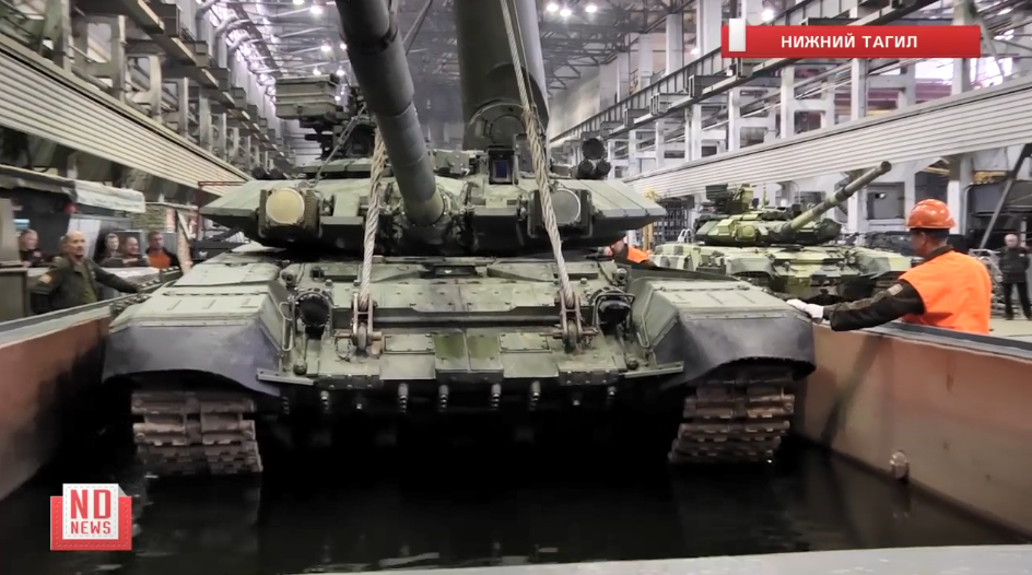 Quay lại với thử nghiệm kín nước của T-90, chiếc xe tăng phải ở trong hồ chứa với độ sâu tiêu chuẩn 5 mét và phải ở dưới nước trong vòng 20 phút, trong khoảng thời gian này lượng nước lọt vào xe tăng không được vợt quá 100 lít. Trong trường hợp hơn thất bại, chiếc T-90 lỗi sẽ được gửi về lại dây chuyền để kiểm tra. Nguồn ảnh: ND News.