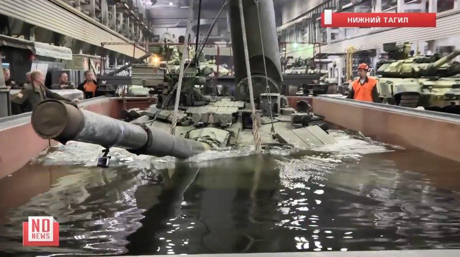 Quá trình thử nghiệm kín nước trên T-90 hay bất cứ chiếc xe tăng nào được chế tạo tại UralVagonZavod đều sẽ lặp đi lặp lại trong hơn 100 lần nhằm đảm bảo kết quả chính xác và lâu dài, thử nghiệm trên được thực hiện dưới sự giám sát của khách hàng. Nguồn ảnh: ND News.