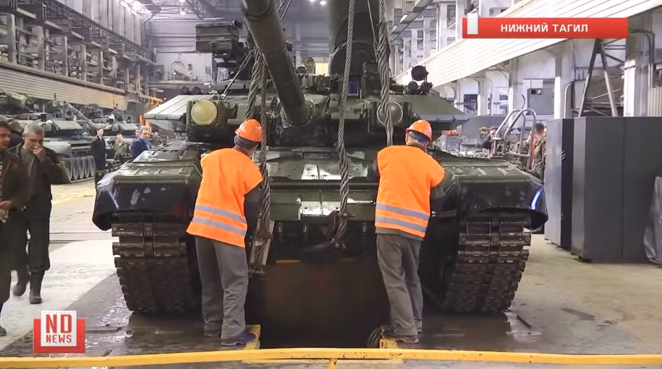 Theo tiến độ được Nga đưa ra thì quá trình chuyển giao xe tăng T-90S/SK cho Việt Nam sẽ kết thúc trong năm 2019, tuy nhiên trong đoạn video chúng ta có thể nhận thấy đã có một chiếc T-90 được đánh số đến V-59, tức là đã có ít nhất 59 xe hoàn thiện, thậm chí không loại trừ là cả 64 xe đều đã được lắp ráp đầy đủ. Nguồn ảnh: ND News.