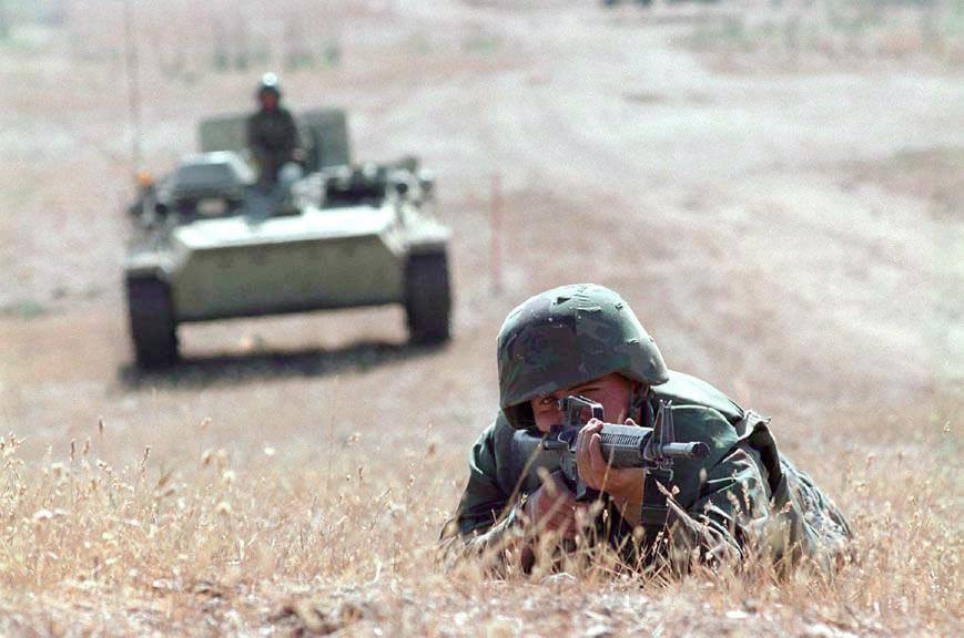 Thủy quân Lục chiến Mỹ diễn tập đổ bộ chiếm bãi biển dưới sự hỗ trợ của MT-LB, trong ảnh chúng ta có thể thấy các binh sĩ Mỹ vẫn sử dụng mẫu súng trường tấn công M16A2 được Mỹ đưa vào trang bị từ năm 1980. Nguồn ảnh: S21K.co