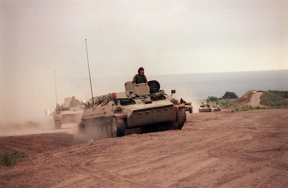 Hình ảnh lính Mỹ bên cạnh xe bọc thép Liên Xô thật sự khiến nhiều người không khỏi ngạc nhiên về nguồn gốc của số vũ khí này. Nguồn ảnh: S21K.co