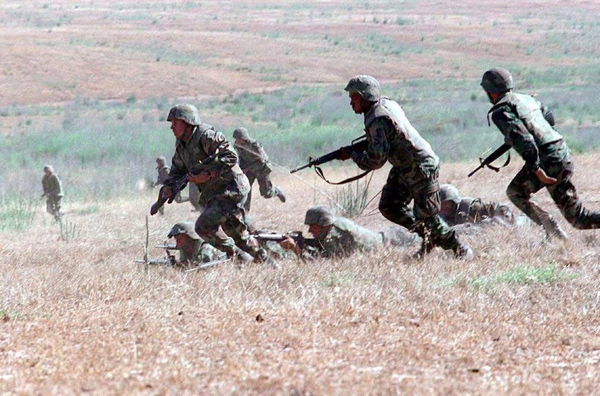 Với xe bọc thép MT-LB nó có thể chở theo tối đa 11 lính thủy đánh bộ cùng đầy đủ trang bị từ các tàu vận tải vào bờ biển, cùng với đó là khả năng hỗ trợ hỏa lực cho bộ binh tùy thuộc vào từng biến thể. Nguồn ảnh: S21K.co