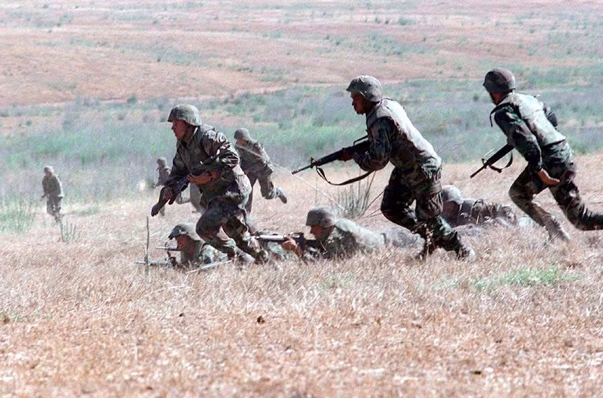 Với xe bọc thép MT-LB nó có thể chở theo tối đa 11 lính thủy đánh bộ cùng đầy đủ trang bị từ các tàu vận tải vào bờ biển, cùng với đó là khả năng hỗ trợ hỏa lực cho bộ binh tùy thuộc vào từng biến thể. Nguồn ảnh: S21K.co