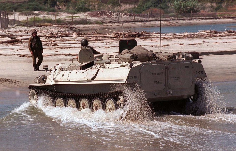 Hình ảnh xe bọc thép đa năng MT-LB đổ bộ lên bãi Đỏ tại căn cứ huấn luyện Pendleton. Giống như hầu hết các dòng xe bọc thép do Liên Xô chế tạo, MT-LB cũng sở hữu khả năng lội nước với tốc độ di chuyển từ 5-7km/h trên mặt nước. Nguồn ảnh: S21K.co