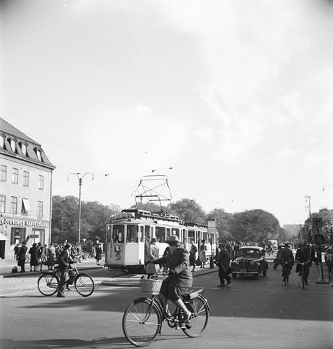 Thành phố Gothenburg, Thụy Điển tấp nập người xe qua lại năm 1961.