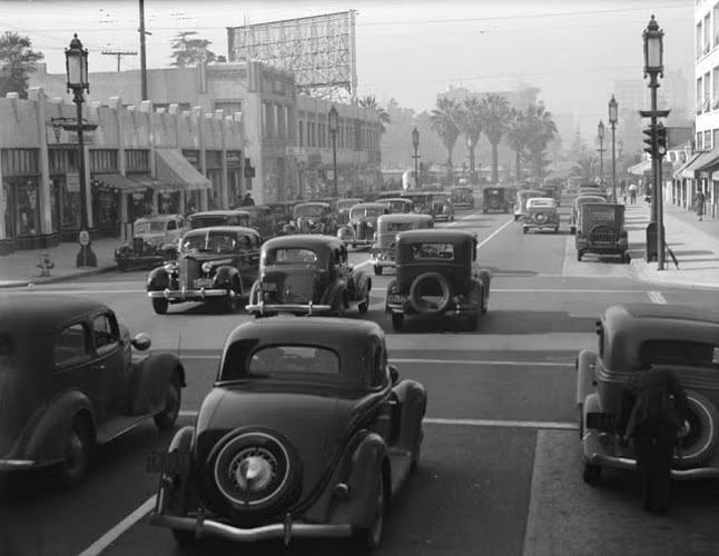 Những chiếc ô tô cổ trên đường phố Los Angeles, California năm 1937.