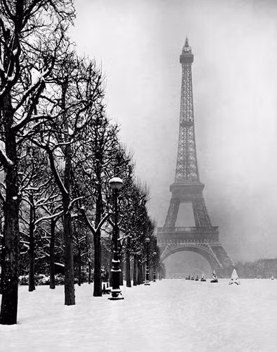 Thủ đô Paris, Pháp năm 1948 với hình ảnh tháp Eiffel đặc trưng.