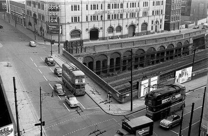 Một góc khác ở London, Anh năm 1950 với những chiếc xe buýt 2 tầng đặc trưng.