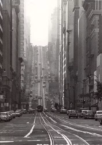 Hình ảnh một góc California năm 1964 với những tòa nhà cao tầng và đường phố hiện đại.