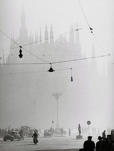Thành phố Milan, Italy một ngày sương mù năm 1950.
