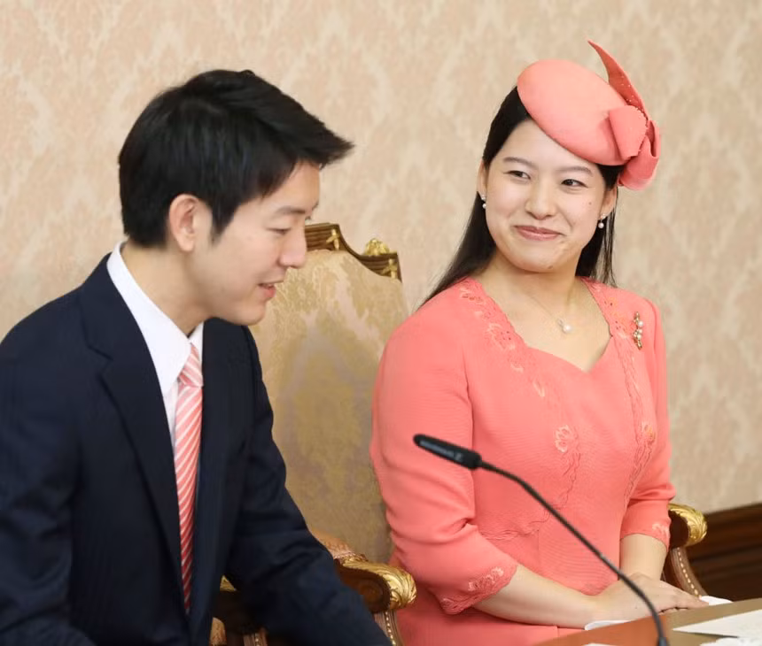 Gia đình Hoàng gia Nhật Bản đang đối mặt tình trạng thiếu người thừa kế. Thái tử Naruhito, người kế vị ngôi vương từ Nhật hoàng Akihito vào năm tới, em trai ông là Hoàng tử Fumihito, cháu trai ông là Hoàng tử Hisahito và người em trai hơn 80 tuổi của đương kim Nhật hoàng, Hoàng tử Masahito, là 4 người thừa kế nam giới cuối cùng của ngôi vị. Dư luận nhiều lần bày tỏ sự lo lắng và yêu cầu Nhật Bản thay đổi luật thừa kế đối với gia đình hoàng tộc. Tuy nhiên, tầng lớp bảo thủ vẫn không mặn mà với ý tưởng cho phép phụ nữ thừa kế ngôi vị.