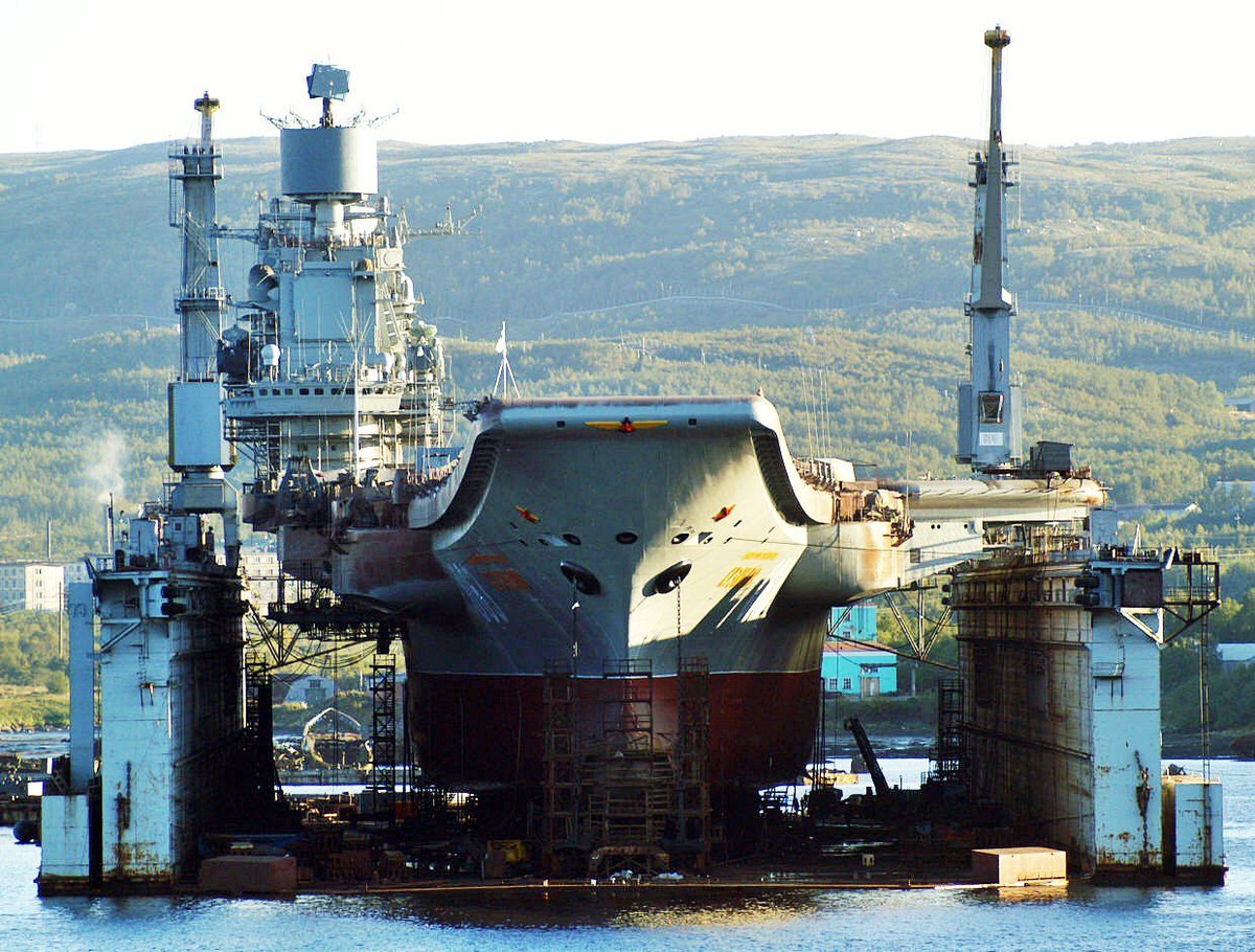 Trong khi đó hãng thông tấn TASS lại nhận định, rất may là tàu sân bay Đô đốc Kuznetsov không bị chìm theo dock nổi PD-50 và đã được lai dắt kịp thời ra khỏi PD-50 sau khi sự việc xảy ra, hiện tàu sân bay này đang được neo đậu tại một khu vực khác tại Nhà máy đóng tàu 82. Nguồn ảnh: Pinterest.