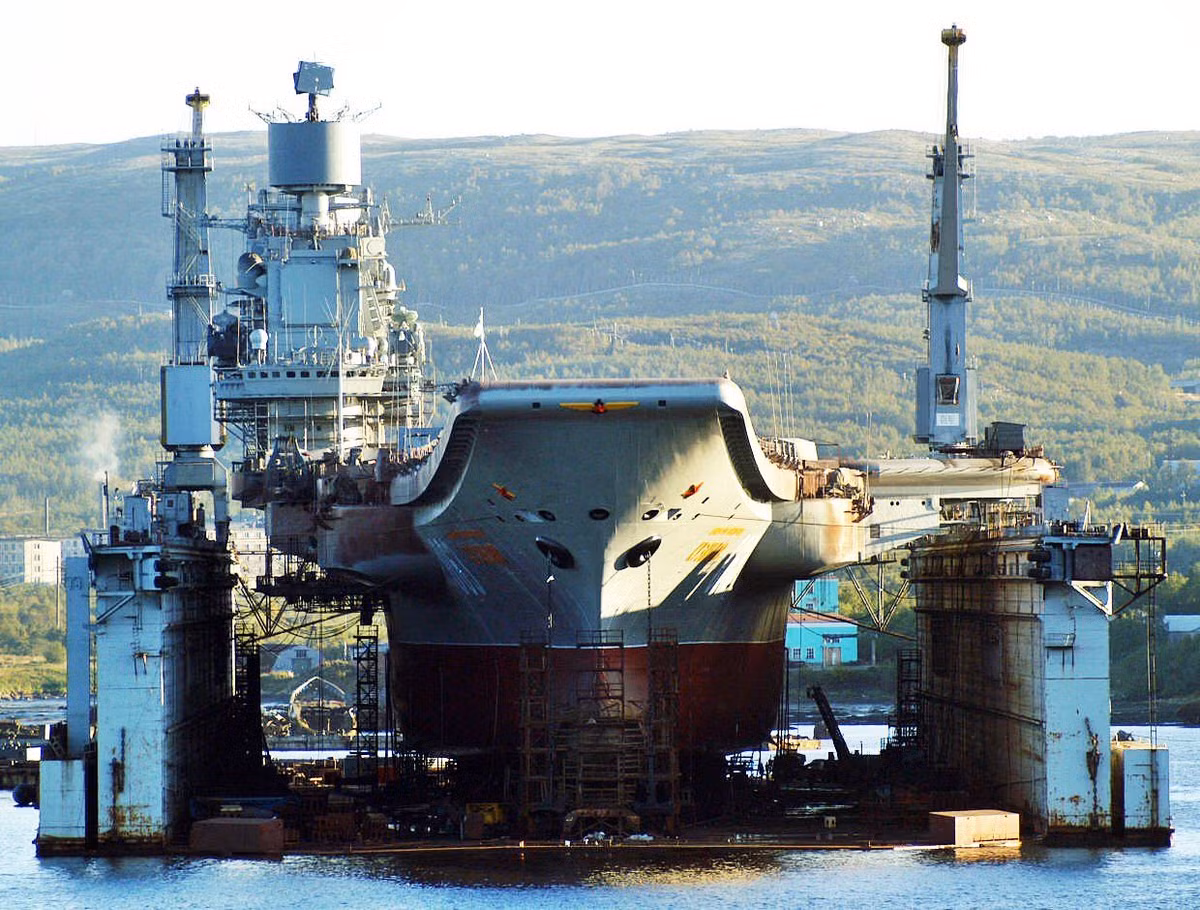 Trong khi đó hãng thông tấn TASS lại nhận định, rất may là tàu sân bay Đô đốc Kuznetsov không bị chìm theo dock nổi PD-50 và đã được lai dắt kịp thời ra khỏi PD-50 sau khi sự việc xảy ra, hiện tàu sân bay này đang được neo đậu tại một khu vực khác tại Nhà máy đóng tàu 82. Nguồn ảnh: Pinterest.