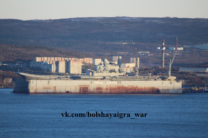 Thông tin từ Sputnik cho biết, dock nổi PD-50 đã "bất ngờ bị chìm do gián đoạn của việc cung cấp điện". Sự cố này cũng dẫn đến một tai họa khác cho tàu Đô đốc Kuznetsov, khi một trong hai cần cẩu của PD-50 đổ xuống sàn tàu sân bay này, chiếc còn lại đổ xuống bờ cảng gần đó. Vụ việc cũng khiến 4 công nhân Nga rơi xuống nước và bị thương nhẹ, rất may không có thương vong lớn về người. Nguồn ảnh: The Drive.