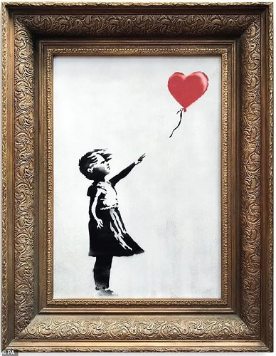 "Bé gái với bóng bay" là một trong những tác phẩm nghệ thuật nổi tiếng nhất của Banksy. Ban đầu, tác phẩm nguyên gốc xuất hiện trên bức tường ở phố Great Eastern Street, London, Anh. Ảnh: PA.