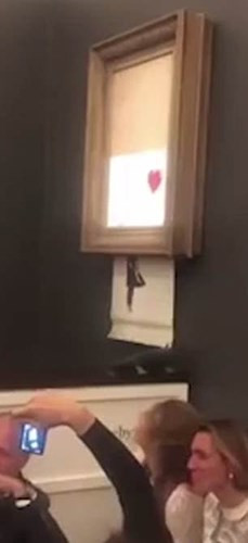 Nhiều khán giả nhanh tay chụp lại khoảnh khắc bức tranh bị cắt. Ảnh: Dailymail.