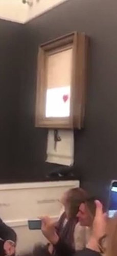 Nguyên nhân của sự bí ẩn này đã từng được Banksy chia sẻ là để tôn vinh “nghệ thuật tự thân”, một thứ nghệ thuật thực sự được trân trọng vì nghệ thuật thuần túy. Ảnh: Dailymail.