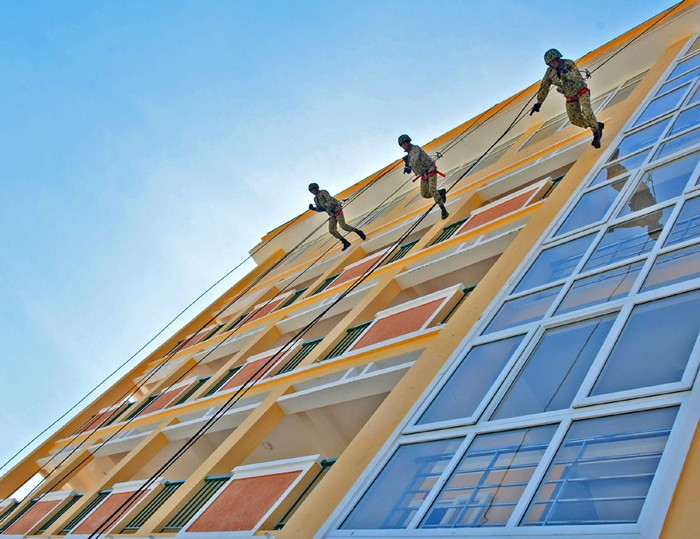 Doi moi huan luyen, nang cao trinh do tac chien dac cong