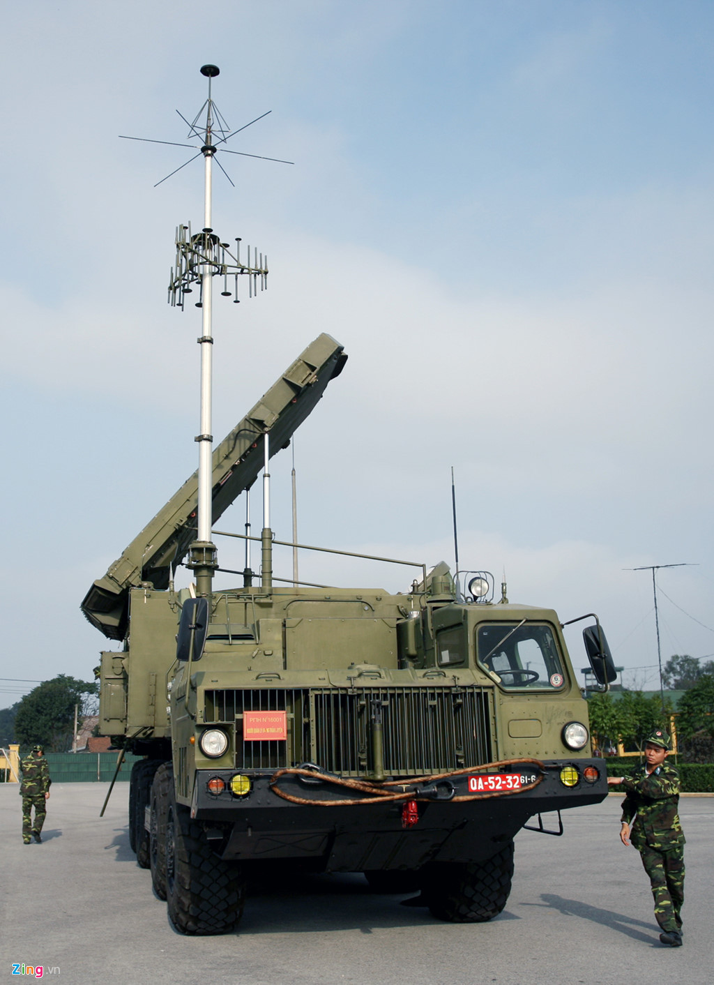 Trên nhiều tấm ảnh chụp tổ hợp tên lửa phòng không S-300PMU1 của Việt Nam, rất dễ nhận thấy radar trinh sát của nó là loại 96L6E (đây là khí tài tiêu chuẩn của S-300PMU-2 cũng như S-400) thay vì 64N6E nguyên bản.