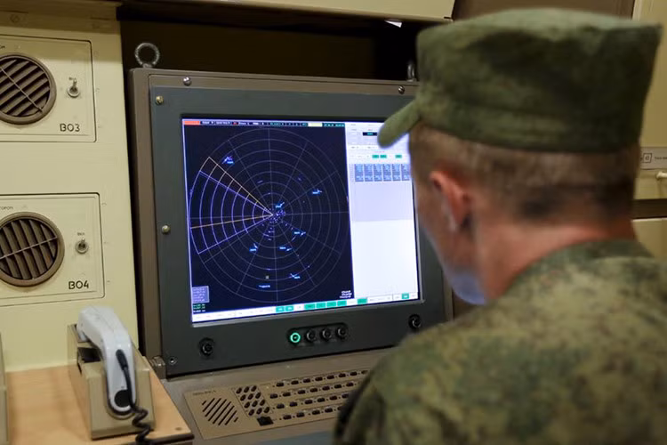 Ngoài chi tiết trên, hiện nay các chuyên gia kỹ thuật Nga còn đang tiến hành chuyển đổi mã nguồn và thuật toán trên tổ hợp S-300PM của Syria khiến nó kết nối được với S-400 của Nga.