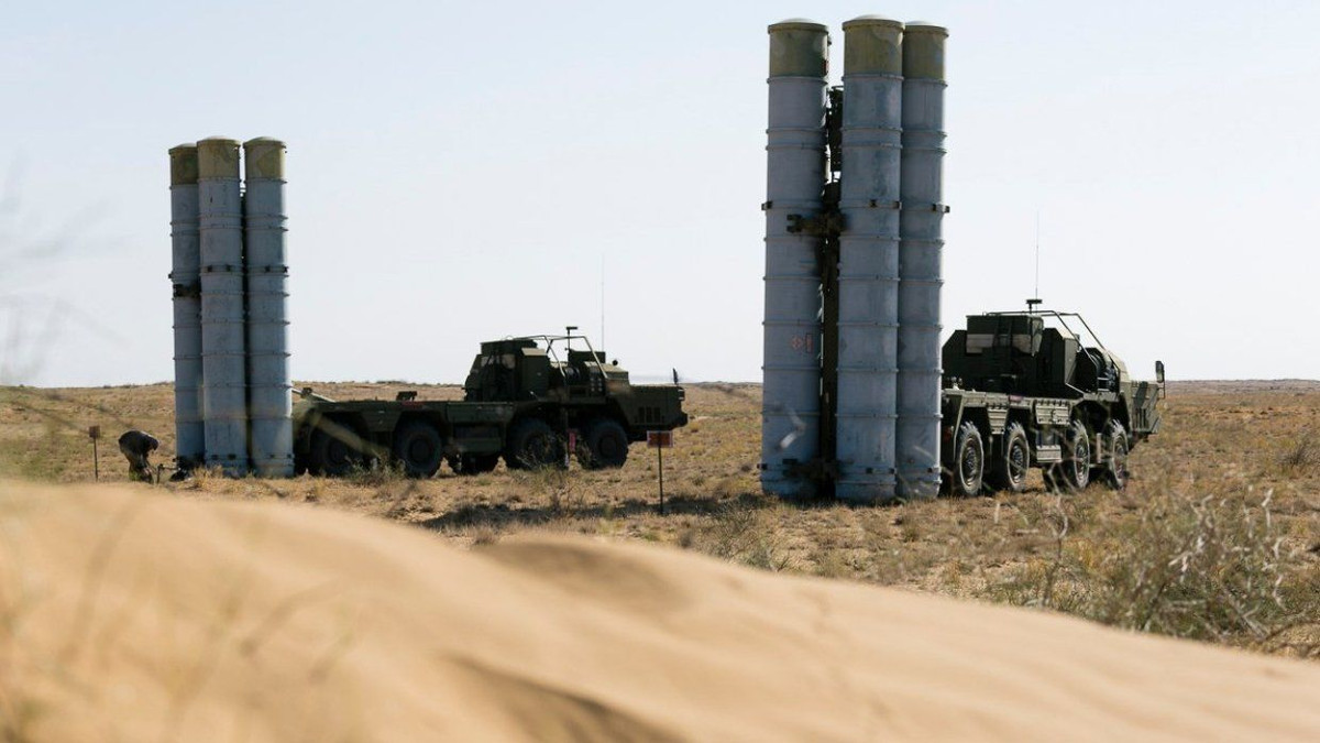 Với các đài radar thành phần của S-300PMU-2 và được sửa đổi thuật toán cũng như máy tính, tính năng S-300PM của Syria được đánh giá tốt hơn cả phiên bản xuất khẩu thông dụng.