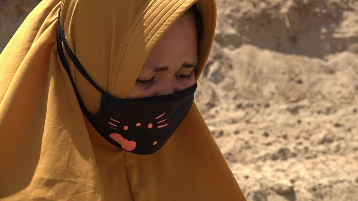 Noi dau xe long cua nguoi vo mat chong do song than Indonesia