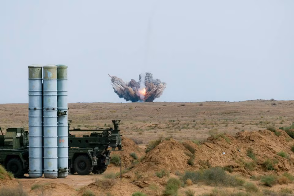 Moscow đổ lỗi cho Israel đã thông báo quá chậm trước khi tiến hành không kích tại Syria, cũng như máy bay tiêm kích F-16 của nước này đã cố tình nấp sau máy bay Nga để tránh hỏa lực của Damascus, dẫn tới thảm kịch làm 15 nhân viên quân sự Nga thiệt mạng hôm 17/9. Nguồn ảnh: Bộ Quốc phòng Nga. 