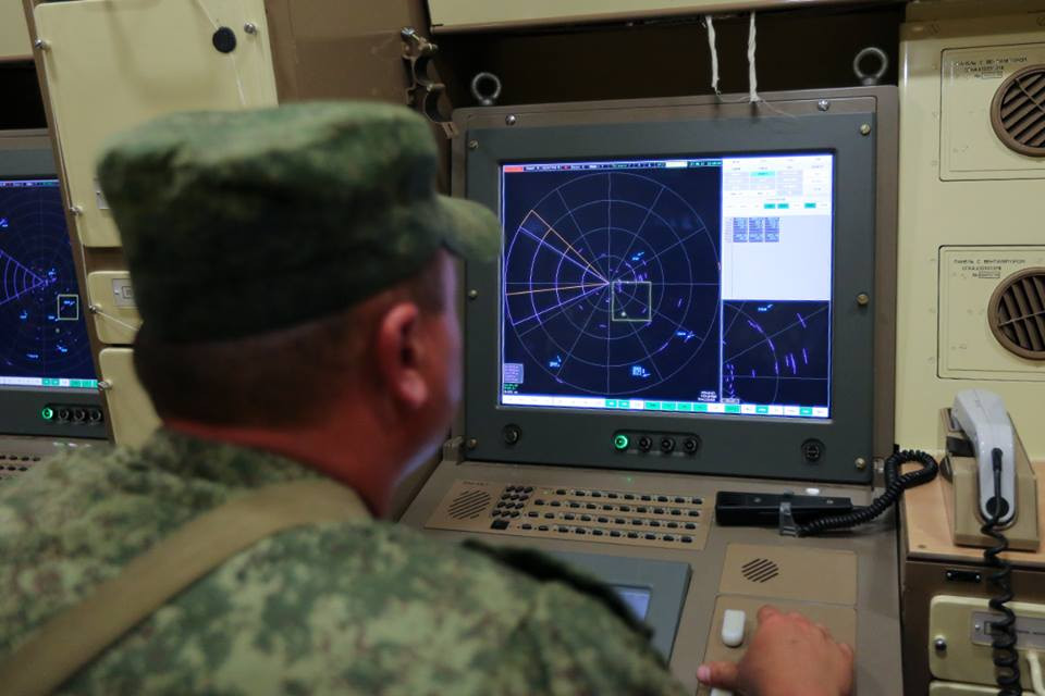 Mặc dù không nhắn đến cuộc tập trận Clear Sky 2018 – giữa Không quân Mỹ và các quốc gia đồng minh đang diễn ra ở Ukraine, thế nhưng ai cũng hiểu rằng việc Quân đội Nga tập trận với S-300 ở Astrakhan cách Kiev hơn 1.000km là một động thái cảnh báo Mỹ nên giữa mọi thứ bên trong giới hạn. Việc chiến đấu cơ Mỹ tập trận chiến lược ở Ukraine là điều cũng chưa từng xảy ra trước đây. Nguồn ảnh: Bộ Quốc phòng Nga. 