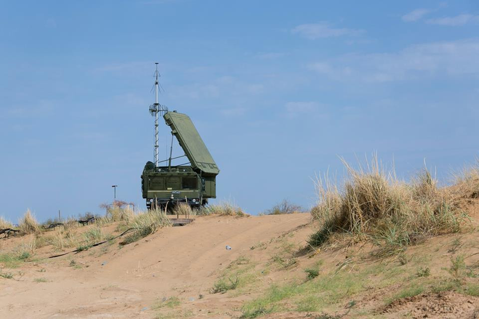 Trước đó vào đầu tháng này, Nga cũng là đã tặng “miễn phí” cho Syria 3 tiểu đoàn S-300PM cùng với đó là 300 đạn tên lửa, và số vũ khí này có giá trị ước tính lên đến hơn 1.5 tỷ USD. Nguồn ảnh: Bộ Quốc phòng Nga. 