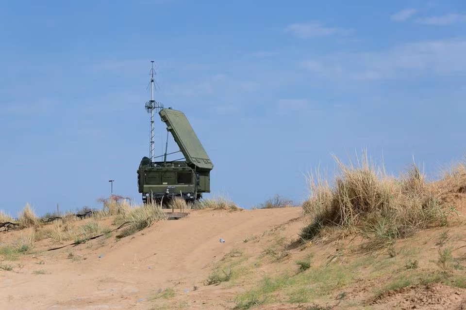 Trước đó vào đầu tháng này, Nga cũng là đã tặng “miễn phí” cho Syria 3 tiểu đoàn S-300PM cùng với đó là 300 đạn tên lửa, và số vũ khí này có giá trị ước tính lên đến hơn 1.5 tỷ USD. Nguồn ảnh: Bộ Quốc phòng Nga. 