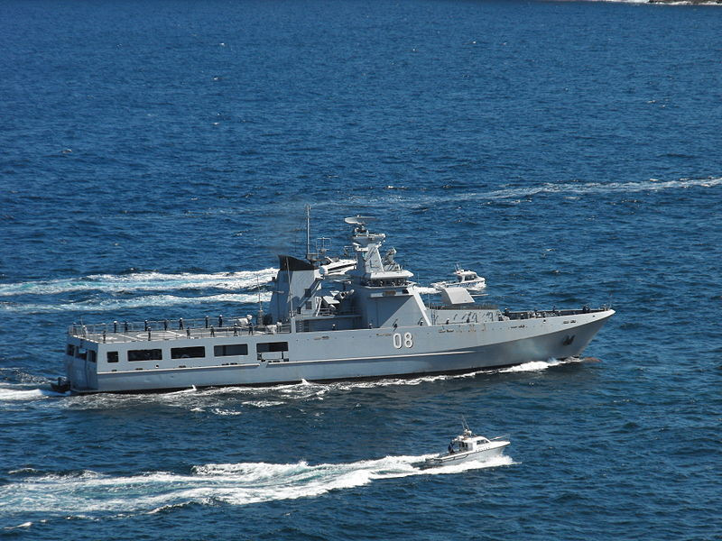 Theo thiết kế, các tàu Darussalam được trang bị hai động cơ diesel có công suất 1400 mã lực cho phép tàu di chuyển với vận tốc tối đa lên đến 22 hải lý trên giờ, với tầm hoạt động hiệu quả vào khoảng 13.000km cùng hải trình 21 ngày. Thủy thủ đoàn tiêu chuẩn trên tàu gồm 55 người. Nguồn ảnh: Wikipedia.