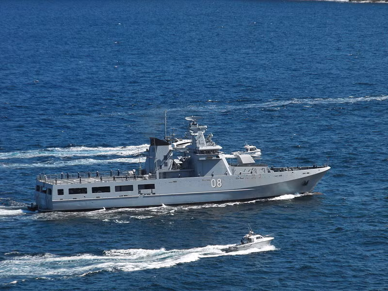 Theo thiết kế, các tàu Darussalam được trang bị hai động cơ diesel có công suất 1400 mã lực cho phép tàu di chuyển với vận tốc tối đa lên đến 22 hải lý trên giờ, với tầm hoạt động hiệu quả vào khoảng 13.000km cùng hải trình 21 ngày. Thủy thủ đoàn tiêu chuẩn trên tàu gồm 55 người. Nguồn ảnh: Wikipedia.