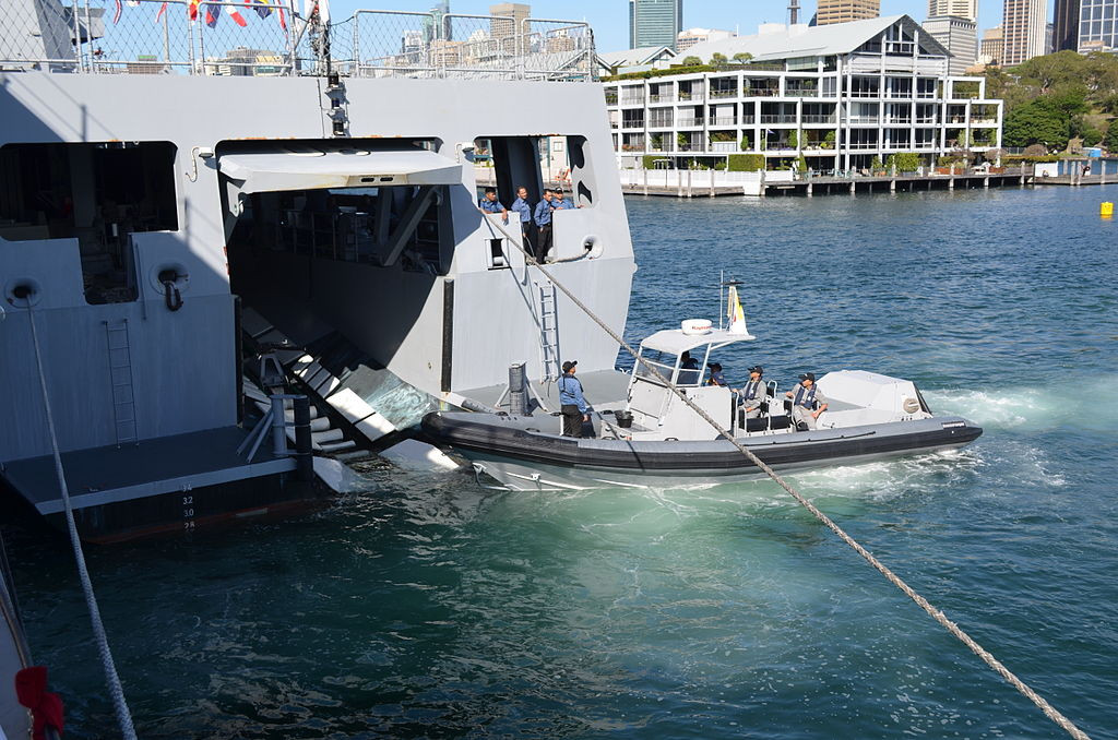 Cận cảnh phần đuôi tàu có thiết kế đặc biệt của lớp Darussalam có thể hạ xuồng cao tốc, giúp tăng cường hoạt động ở những vùng biển hẹp và phức tạp. Nguồn ảnh: Wikipedia.