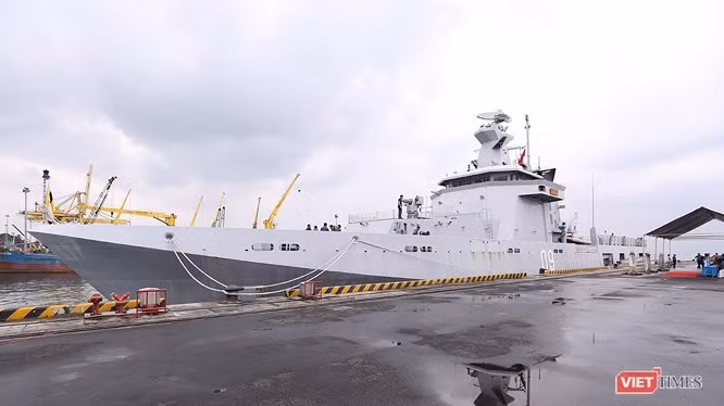 Tàu hộ vệ KDB Daruttaqwa là một trong bốn tàu tuần tra ven bờ lớp Darussalam của Hải quân Hoàng gia Brunei, đây cũng là lớp tàu chiến mạnh nhất của Brunei. Các tàu Darussalam được Brunei đưa vào trang bị trong giai đoạn từ năm 2011 đến 2014. Bản thân Brunei không đóng mới lớp Darussalam mà do công ty đóng tàu Lürssen Werft của Đức thực hiện theo đơn đặt hàng của Hải quân Brunei. Nguồn ảnh: Viettimes.
