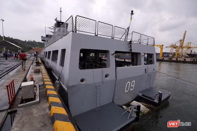 Về thiết kế tổng thể các tàu Darussalam có chiều dài 80m, mớn nước 4m, lượng giãn nước 1.625 tấn, được trang sân đỗ trực thăng, xuồng cứu hộ,… Tàu có phần đuôi được thiết kế chuyên biệt để có thể hạ xuồng cao tốc, giúp tăng cường hoạt động ở những vùng biển hẹp và phức tạp. Nguồn ảnh: Viettimes.