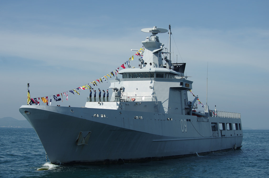 Hệ thống vũ khí được trang bị trên lớp Darussalam khá đa dạng, ngoài tàu KDB Daruttaqwa sử dụng pháo phòng không 27mm MLG 27 phía mũi tàu thì các tàu còn lại đều sử dụng hải pháo Bofors 57mm Mk3. Tất cả các tàu đều được trang bị thêm pháo tự động Oerlikon 20mm. Nguồn ảnh: Wikipedia.