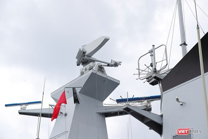 Cận cảnh cấu trúc thượng tầng của tàu hộ vệ KDB Daruttaqwa với cụm radar cảnh giới Terma Scanter 4100, radar điều khiển hỏa lực Thales Sting EO MK2 và radar điều hướng Furuno. Ngoài ra nó còn được trang bị tổ hợp tác chiến điện tử EDO ITT 3601 và cụm ống phóng mồi bẫy nhiệt chống tên lửa Terma DL-6T. Nguồn ảnh: Viettimes.