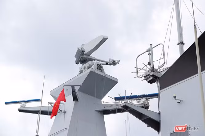 Cận cảnh cấu trúc thượng tầng của tàu hộ vệ KDB Daruttaqwa với cụm radar cảnh giới Terma Scanter 4100, radar điều khiển hỏa lực Thales Sting EO MK2 và radar điều hướng Furuno. Ngoài ra nó còn được trang bị tổ hợp tác chiến điện tử EDO ITT 3601 và cụm ống phóng mồi bẫy nhiệt chống tên lửa Terma DL-6T. Nguồn ảnh: Viettimes.