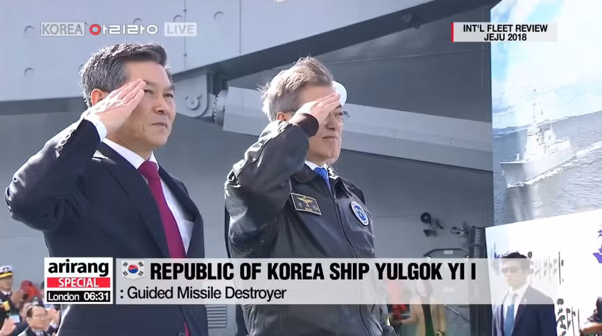 Đích thân Tổng thống Hàn Quốc Moon Jae-in đã đến chủ trì buổi lễ duyệt binh hạm đội quốc tế năm nay trên tàu Il Chul Bong. Phát biểu tại buổi lễ Tổng thống Hàn Quốc nhấn mạnh đảo Jeju thông qua IFR-2018 đã trở thành biểu tượng thể hiện sự hòa hợp, tình hữu nghị và hợp tác của hải quân thế giới. Nguồn ảnh: Arirang.