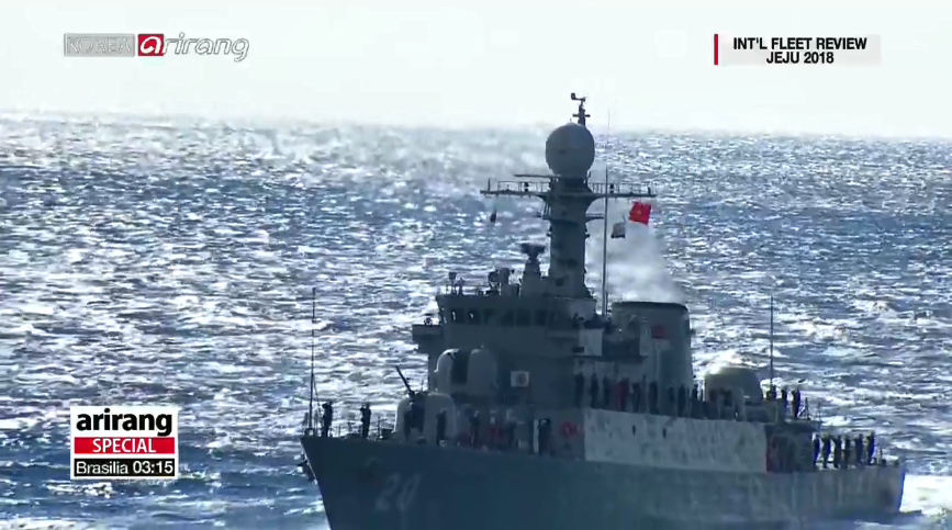 Cũng trong lễ duyệt binh IFR-2018, Hải quân Việt Nam cũng lần đầu tiên ra mắt tàu hộ vệ chống ngầm 20 – Nhiều khả năng đây là chiếc tàu lớp Pohang trước đây mang tên Yeosu (PCC-765) được Hàn Quốc chuyển giao cho Việt Nam. Việc con tàu treo cờ Việt Nam khi đang ở trong lãnh hải của Hàn Quốc chứng tỏ dường như nó đã được chuyển giao cho Hải quân Việt Nam. Nguồn ảnh: Arirang.